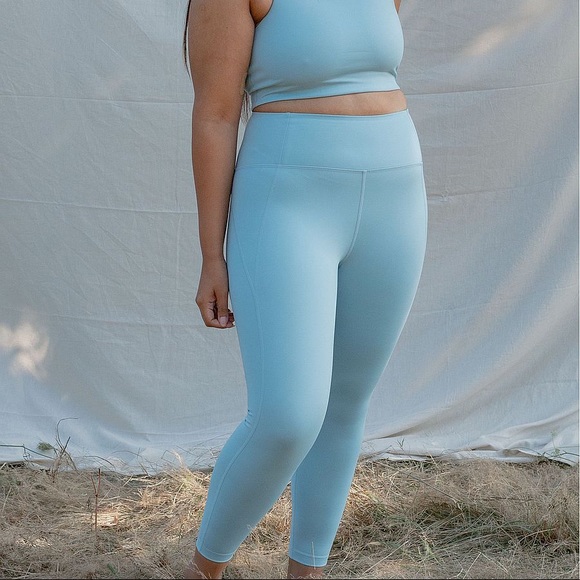 Girlfriend Collective Compressed Cropped Leggings in Sky - Picture 6 of 13